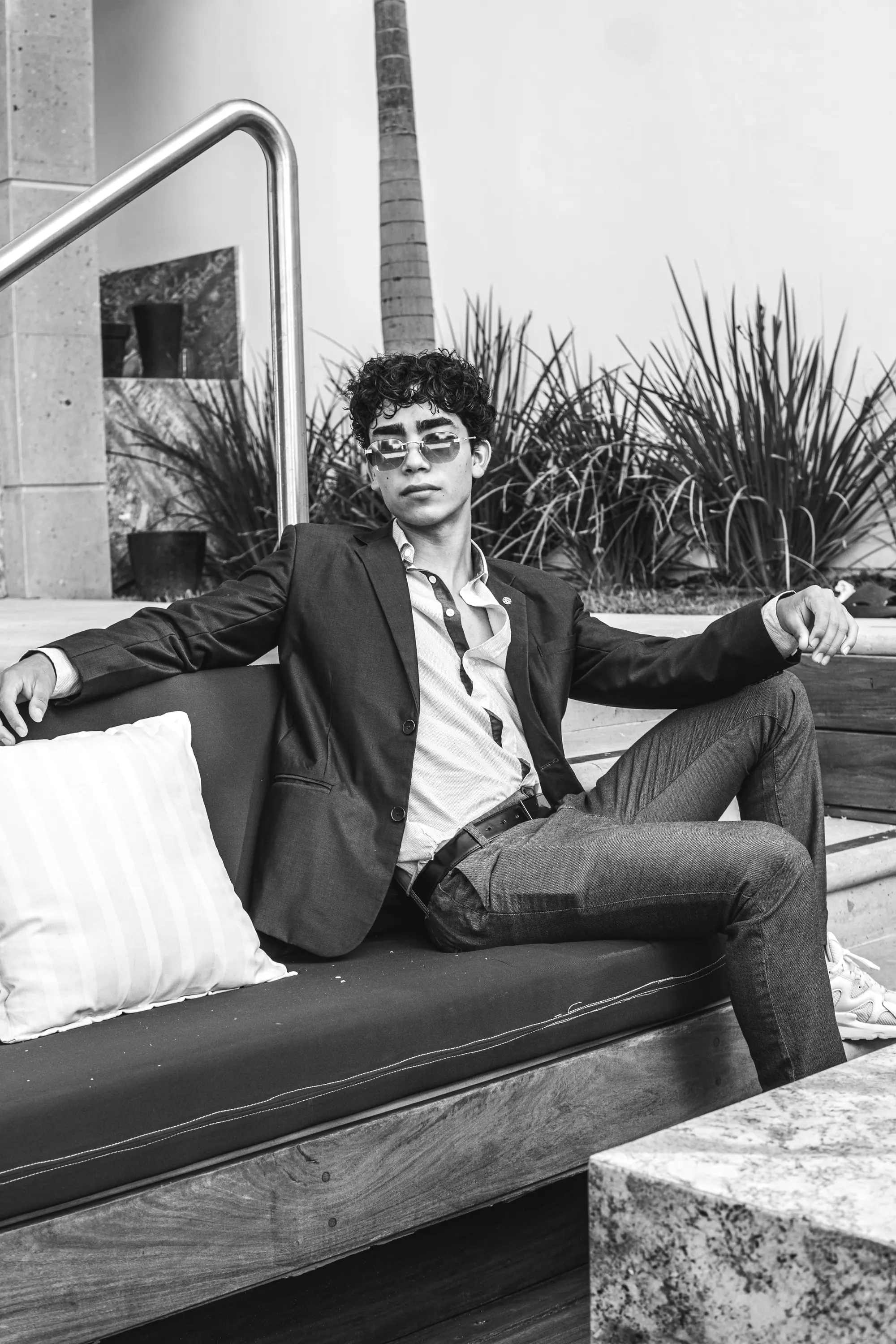 Traje oscuro recostado, blanco y negro