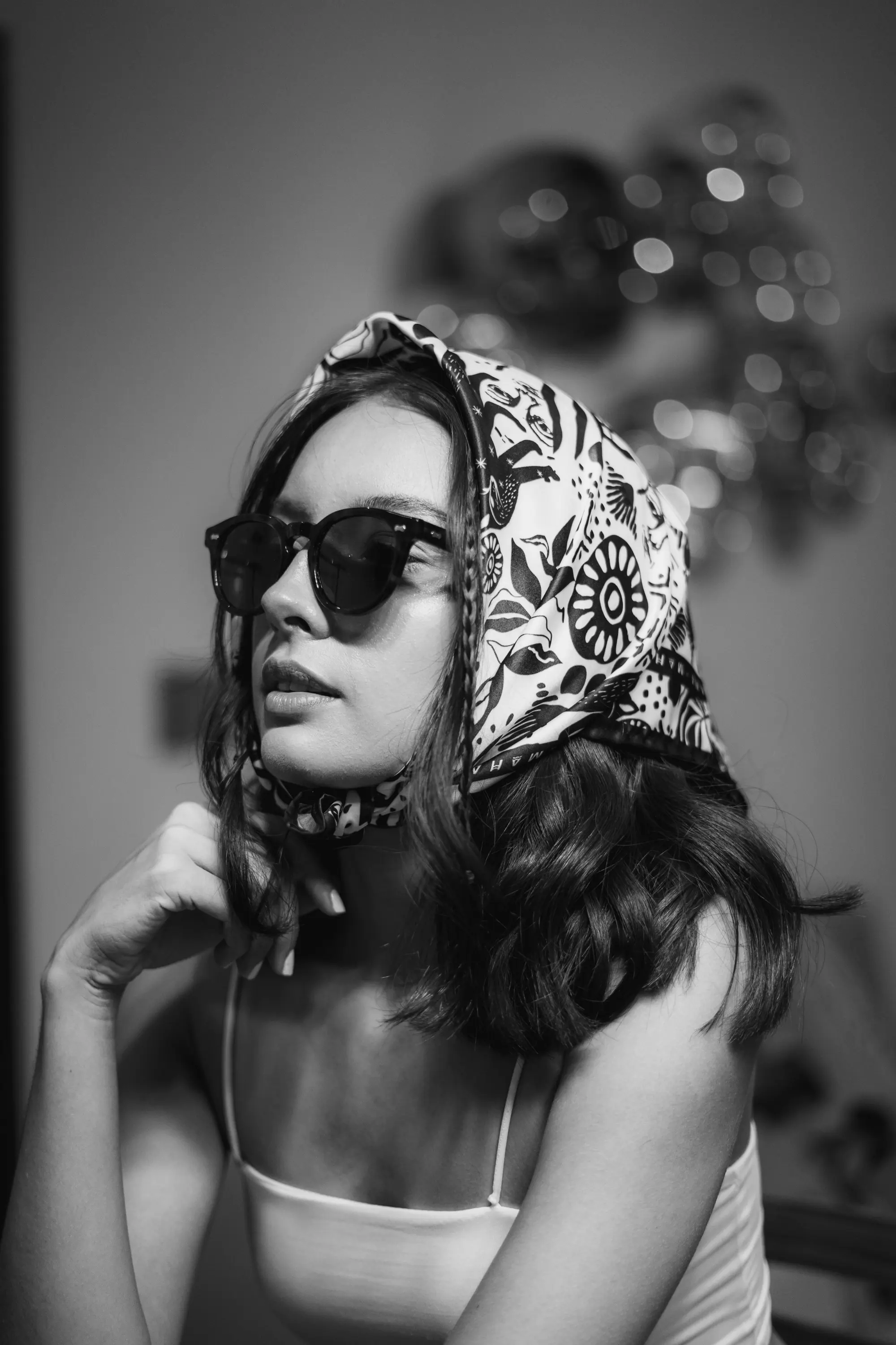 Retrato en blanco y negro con pañuelo y lentes de sol